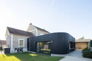 Angle arrondi pour une insertion dans le jardin en douceur